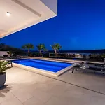 Vila Luxury Spectrum Pool 32m2 Sauna *