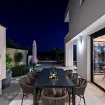 Luxury Spectrum Pool 32m2 Sauna *