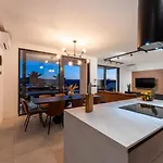 Luxury Spectrum Pool 32m2 Sauna * Posedarje