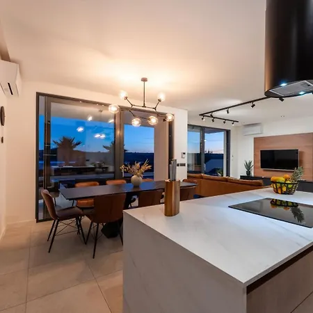 Luxury Spectrum Pool 32m2 Sauna * Posedarje