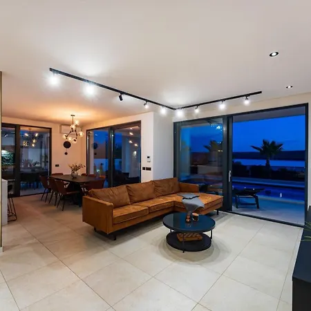 Luxury Spectrum Pool 32m2 Sauna Villa