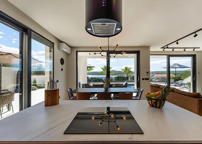 Luxury Spectrum Pool 32m2 Sauna * Posedarje